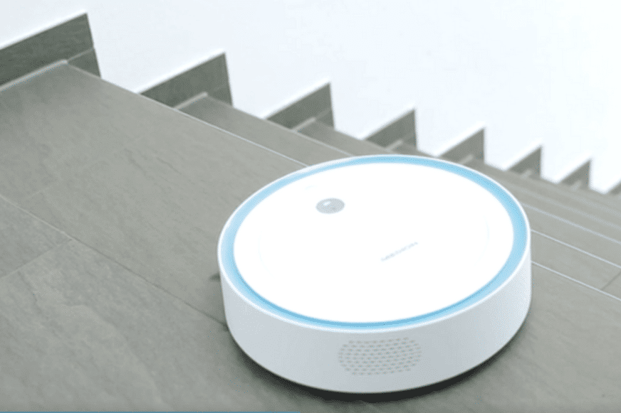 Medion md 18861 bleibt dank der Absturzsensoren vor Treppen stehen